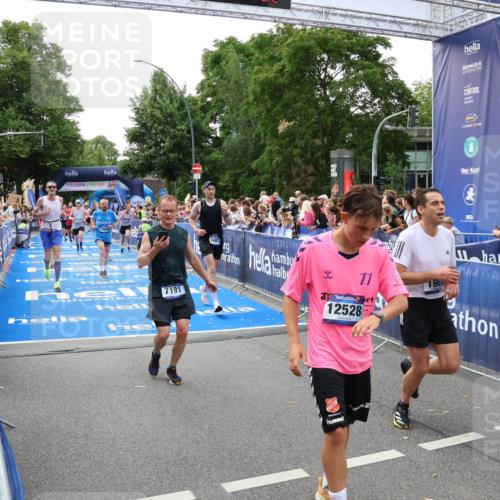 29.06.2025 - hella hamburg halbmarathon Zöllner http://msf.ph/oto/8189642 29.06.2025 10:44:31 Ziel 1057, 4310, 4691, 7322, 8928, 12327, 12554, 14464, 14667, 16803, 17097, 17729, 18765, 18806 meine-sportfotos.de