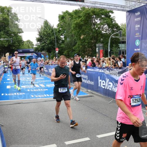 29.06.2025 - hella hamburg halbmarathon Zöllner http://msf.ph/oto/8189700 29.06.2025 10:44:31 Ziel 1057, 4310, 4691, 7322, 8928, 12327, 12554, 14464, 14667, 16803, 17097, 17729, 18765, 18806 meine-sportfotos.de