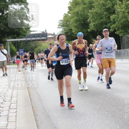 29.06.2025 - hella hamburg halbmarathon Jannik Wohlers http://msf.ph/oto/8189734 29.06.2025 10:24:02 Lombardsbrücke 1005, 1009, 1064, 1395, 2132, 2280, 2477, 3053, 3285, 3421, 3786, 4111, 4162, 4464, 4719, 5138, 5829, 5830, 6478, 6524, 6526, 7528, 7975, 8167, 8297, 9063, 12210, 13111, 13113, 13380, 13573, 13638, 13711, 14143, 14824, 15796, 16345, 16861, 17559, 17560, 18077, 18109, 19080 meine-sportfotos.de