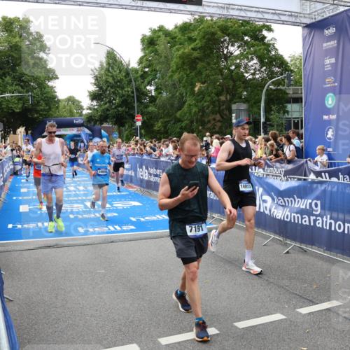 29.06.2025 - hella hamburg halbmarathon Zöllner http://msf.ph/oto/8189763 29.06.2025 10:44:32 Ziel 1057, 3305, 4310, 4691, 7322, 8928, 12327, 12554, 14464, 14667, 15862, 16803, 17097, 17729, 18765, 18806 meine-sportfotos.de