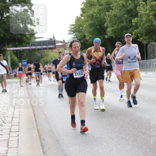 29.06.2025 - hella hamburg halbmarathon Jannik Wohlers http://msf.ph/oto/8189779 29.06.2025 10:24:02 Lombardsbrücke 1005, 1009, 1064, 1395, 2132, 2280, 2477, 3053, 3285, 3421, 3786, 4111, 4162, 4464, 4719, 5138, 5829, 5830, 6478, 6524, 6526, 7528, 7975, 8167, 8297, 9063, 12210, 13111, 13113, 13380, 13573, 13638, 13711, 14143, 14824, 15796, 16345, 16861, 17559, 17560, 18077, 18109, 19080 meine-sportfotos.de