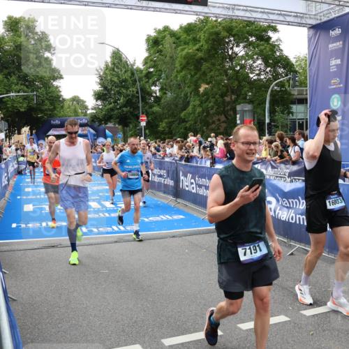 29.06.2025 - hella hamburg halbmarathon Zöllner http://msf.ph/oto/8189789 29.06.2025 10:44:33 Ziel 1057, 1468, 3305, 4310, 4691, 7322, 7710, 8928, 12327, 12554, 14464, 14667, 15862, 17097, 17729, 18765, 18806 meine-sportfotos.de