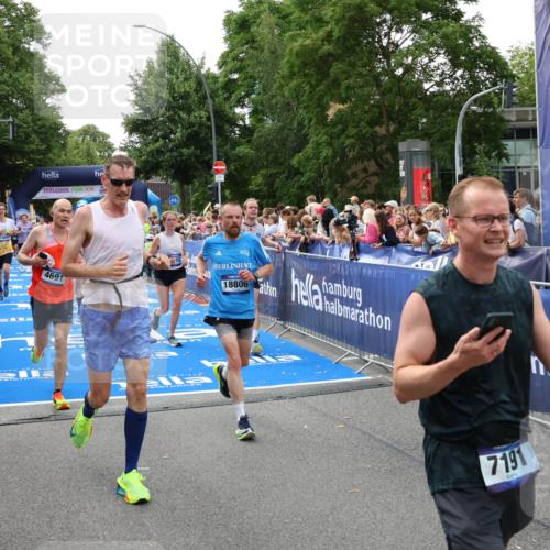 29.06.2025 - hella hamburg halbmarathon Zöllner http://msf.ph/oto/8189807 29.06.2025 10:44:33 Ziel 1057, 1468, 3305, 4310, 4691, 7322, 7710, 8928, 12327, 12554, 14464, 14667, 15862, 17097, 17729, 18765, 18806 meine-sportfotos.de