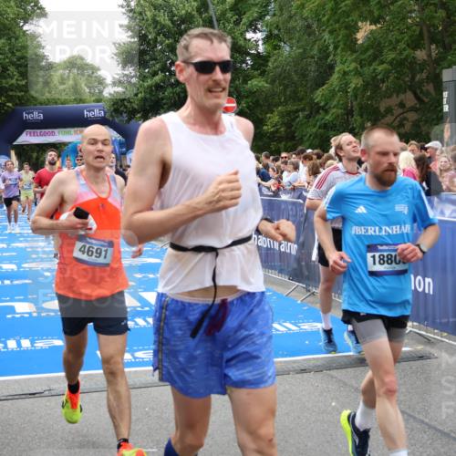 29.06.2025 - hella hamburg halbmarathon Zöllner http://msf.ph/oto/8189826 29.06.2025 10:44:34 Ziel 1057, 1468, 2365, 2402, 3305, 4310, 4691, 5476, 6495, 7322, 7710, 8928, 12327, 12554, 14464, 14667, 15862, 17097, 17729, 18539, 18765 meine-sportfotos.de