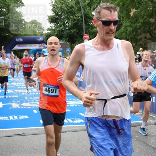 29.06.2025 - hella hamburg halbmarathon Zöllner http://msf.ph/oto/8189841 29.06.2025 10:44:34 Ziel 1057, 1468, 2365, 2402, 3305, 4310, 4691, 5476, 6495, 7322, 7710, 8928, 12327, 12554, 14464, 14667, 15862, 17097, 17729, 18539, 18765 meine-sportfotos.de