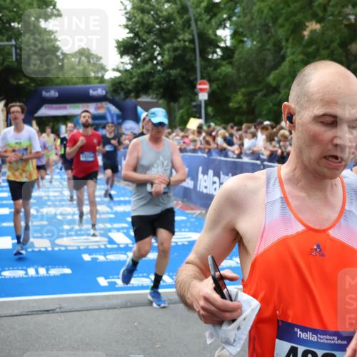 29.06.2025 - hella hamburg halbmarathon Zöllner http://msf.ph/oto/8189940 29.06.2025 10:44:35 Ziel 1057, 1468, 2365, 2402, 3305, 5476, 6495, 7322, 7710, 8928, 12554, 12711, 14351, 14464, 14667, 14798, 15862, 17097, 17729, 18539, 18765 meine-sportfotos.de