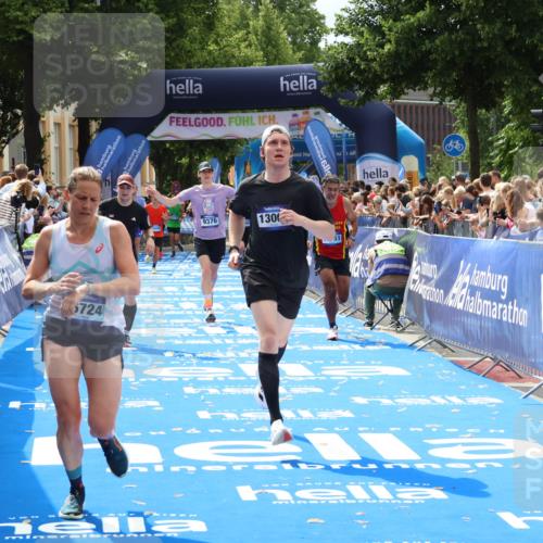 29.06.2025 - hella hamburg halbmarathon Zöllner http://msf.ph/oto/8190024 29.06.2025 10:34:12 Ziel 7884, 7901, 9376, 11019, 11202, 13066, 16724, 17751, 18906 meine-sportfotos.de