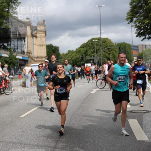 29.06.2025 - hella hamburg halbmarathon Yannick Fuchs http://msf.ph/oto/8190378 29.06.2025 10:43:53 20KM 2013, 2516, 2878, 2937, 3414, 3543, 3562, 3692, 4017, 4832, 5447, 5978, 6115, 6282, 7100, 7332, 7657, 8437, 8454, 8813, 9200, 9491, 9551, 9597, 9619, 9723, 9924, 9965, 10189, 11339, 11819, 11975, 12035, 12203, 12271, 12670, 13159, 13225, 13690, 13976, 14526, 14794, 14838, 15519, 15620, 15966, 16403, 16653, 16731, 16738, 16843, 16877, 16891, 17001, 17753, 17908, 18058, 18350, 18926, 18960, 19109 meine-sportfotos.de