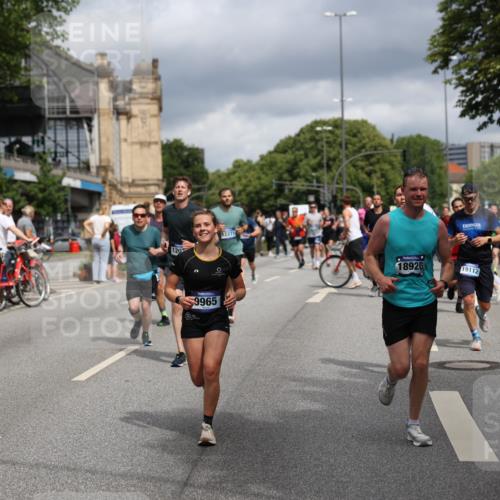 29.06.2025 - hella hamburg halbmarathon Yannick Fuchs http://msf.ph/oto/8190387 29.06.2025 10:43:53 20KM 2013, 2516, 2878, 2937, 3414, 3543, 3562, 3692, 4017, 4832, 5447, 5978, 6115, 6282, 7100, 7332, 7657, 8437, 8454, 8813, 9200, 9491, 9551, 9597, 9619, 9723, 9924, 9965, 10189, 11339, 11819, 11975, 12035, 12203, 12271, 12670, 13159, 13225, 13690, 13976, 14526, 14794, 14838, 15519, 15620, 15966, 16403, 16653, 16731, 16738, 16843, 16877, 16891, 17001, 17753, 17908, 18058, 18350, 18926, 18960, 19109 meine-sportfotos.de