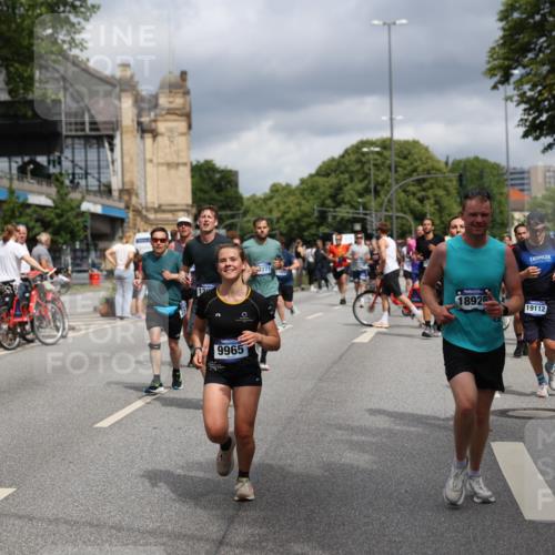 29.06.2025 - hella hamburg halbmarathon Yannick Fuchs http://msf.ph/oto/8190441 29.06.2025 10:43:54 20KM 2516, 2878, 2937, 3414, 3543, 3562, 3692, 4832, 5447, 5978, 6115, 6125, 6282, 7100, 7332, 7657, 8437, 8454, 8813, 8921, 9200, 9491, 9551, 9597, 9723, 9924, 9965, 10189, 11339, 11819, 11975, 12035, 12203, 12271, 12670, 13159, 13225, 13690, 13976, 14526, 14794, 14838, 15519, 15620, 15966, 16403, 16653, 16738, 16843, 16877, 16891, 17001, 17753, 17908, 18058, 18350, 18926, 18960, 19109 meine-sportfotos.de