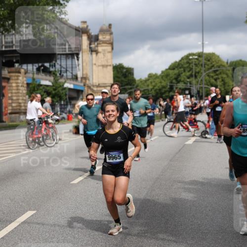 29.06.2025 - hella hamburg halbmarathon Yannick Fuchs http://msf.ph/oto/8190473 29.06.2025 10:43:54 20KM 2516, 2878, 2937, 3414, 3543, 3562, 3692, 4832, 5447, 5978, 6115, 6125, 6282, 7100, 7332, 7657, 8437, 8454, 8813, 8921, 9200, 9491, 9551, 9597, 9723, 9924, 9965, 10189, 11339, 11819, 11975, 12035, 12203, 12271, 12670, 13159, 13225, 13690, 13976, 14526, 14794, 14838, 15519, 15620, 15966, 16403, 16653, 16738, 16843, 16877, 16891, 17001, 17753, 17908, 18058, 18350, 18926, 18960, 19109 meine-sportfotos.de