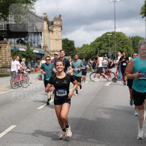 29.06.2025 - hella hamburg halbmarathon Yannick Fuchs http://msf.ph/oto/8190482 29.06.2025 10:43:54 20KM 2516, 2878, 2937, 3414, 3543, 3562, 3692, 4832, 5447, 5978, 6115, 6125, 6282, 7100, 7332, 7657, 8437, 8454, 8813, 8921, 9200, 9491, 9551, 9597, 9723, 9924, 9965, 10189, 11339, 11819, 11975, 12035, 12203, 12271, 12670, 13159, 13225, 13690, 13976, 14526, 14794, 14838, 15519, 15620, 15966, 16403, 16653, 16738, 16843, 16877, 16891, 17001, 17753, 17908, 18058, 18350, 18926, 18960, 19109 meine-sportfotos.de