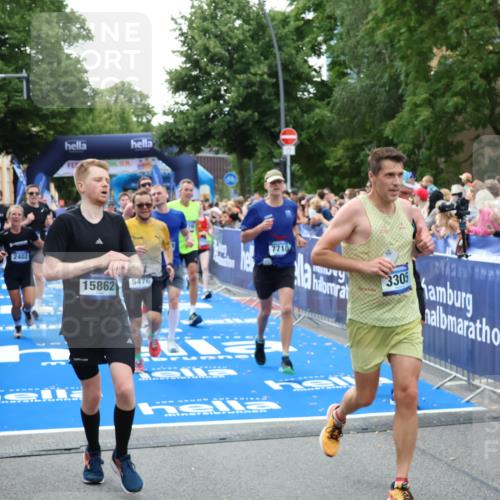 29.06.2025 - hella hamburg halbmarathon Zöllner http://msf.ph/oto/8190622 29.06.2025 10:44:41 Ziel 1468, 1782, 2365, 2402, 3305, 4991, 5476, 6490, 6495, 7710, 10669, 12711, 14351, 14798, 14816, 15862, 16224, 18107, 18437, 18464, 18539, 18560, 18868, 19206 meine-sportfotos.de