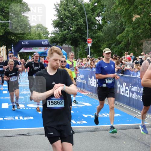 29.06.2025 - hella hamburg halbmarathon Zöllner http://msf.ph/oto/8190680 29.06.2025 10:44:42 Ziel 1468, 1782, 2365, 2402, 4991, 5476, 6490, 6495, 7710, 10669, 12711, 14351, 14798, 14816, 15185, 15233, 16224, 18107, 18437, 18464, 18539, 18560, 18868, 19206 meine-sportfotos.de