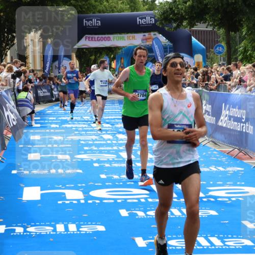 29.06.2025 - hella hamburg halbmarathon Zöllner http://msf.ph/oto/8190792 29.06.2025 10:34:24 Ziel 1002, 1080, 3005, 5550, 9686, 14784, 16417 meine-sportfotos.de