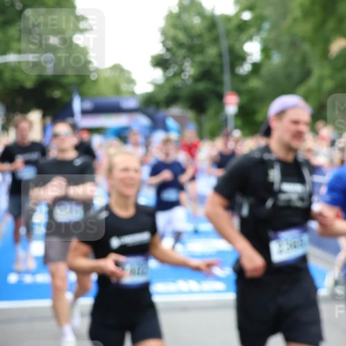 29.06.2025 - hella hamburg halbmarathon Zöllner http://msf.ph/oto/8190863 29.06.2025 10:44:44 Ziel 1782, 4270, 4991, 6490, 10669, 12711, 14351, 14798, 14816, 15185, 15233, 16224, 17251, 18107, 18437, 18464, 18560, 18868, 19206 meine-sportfotos.de