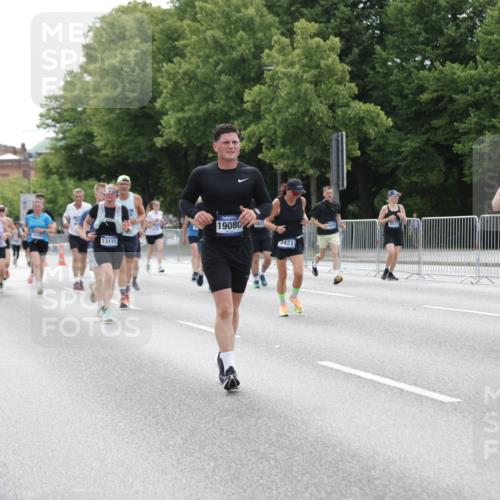 29.06.2025 - hella hamburg halbmarathon Jannik Wohlers http://msf.ph/oto/8190890 29.06.2025 10:24:07 Lombardsbrücke 1064, 1352, 1395, 2132, 2280, 2477, 2944, 3053, 3113, 3132, 3421, 3786, 4111, 4162, 4221, 4464, 5138, 5829, 5830, 6261, 6478, 6524, 6526, 6570, 7528, 7975, 9063, 10907, 11651, 12070, 12303, 13111, 13113, 13380, 13573, 13638, 14143, 15796, 15975, 18077, 18105, 19080 meine-sportfotos.de