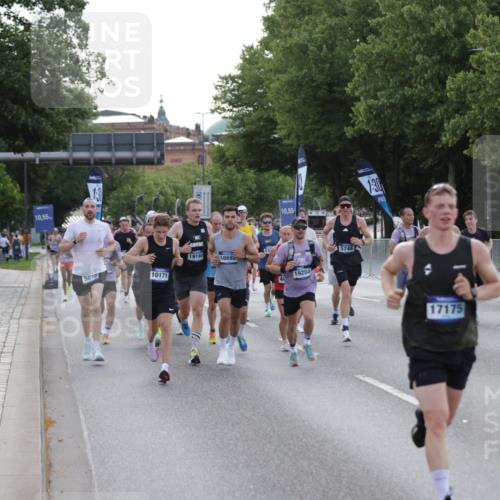29.06.2025 - hella hamburg halbmarathon Jannik Wohlers http://msf.ph/oto/8190895 29.06.2025 09:44:51 Lombardsbrücke 1758, 1990, 2746, 3043, 4050, 5070, 5328, 5746, 6781, 7272, 7651, 7723, 8209, 8883, 9137, 9381, 10171, 10486, 11169, 11413, 12049, 12595, 12900, 14140, 14289, 15621, 15672, 15883, 16157, 16711, 16713, 16818, 17175, 17374, 17428, 18102, 18692, 18737, 18837, 18871, 19142, 19194, 19202, 19203, 19204 meine-sportfotos.de