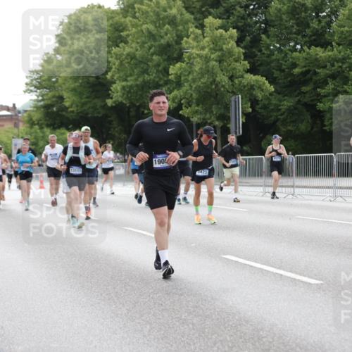 29.06.2025 - hella hamburg halbmarathon Jannik Wohlers http://msf.ph/oto/8190931 29.06.2025 10:24:07 Lombardsbrücke 1064, 1352, 1395, 2132, 2280, 2477, 2944, 3053, 3113, 3132, 3421, 3786, 4111, 4162, 4221, 4464, 5138, 5829, 5830, 6261, 6478, 6524, 6526, 6570, 7528, 7975, 9063, 10907, 11651, 12070, 12303, 13111, 13113, 13380, 13573, 13638, 14143, 15796, 15975, 18077, 18105, 19080 meine-sportfotos.de