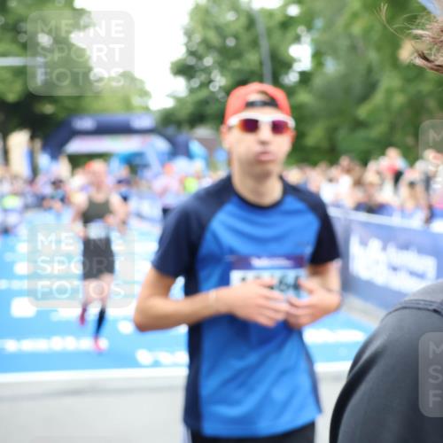 29.06.2025 - hella hamburg halbmarathon Zöllner http://msf.ph/oto/8191111 29.06.2025 10:44:48 Ziel 1941, 2970, 3004, 3785, 4270, 4915, 7325, 15185, 15233, 16834, 17251, 18437, 19207 meine-sportfotos.de