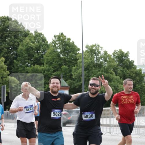 29.06.2025 - hella hamburg halbmarathon Jannik Wohlers http://msf.ph/oto/8191427 29.06.2025 10:24:14 Lombardsbrücke 1352, 1395, 2280, 2944, 3053, 3099, 3113, 3132, 3421, 3786, 4111, 4221, 5138, 5829, 5830, 6261, 6570, 10907, 11651, 11816, 11817, 12070, 12303, 13111, 13113, 13380, 13638, 14143, 14898, 15796, 15975, 17535, 18105, 19080 meine-sportfotos.de