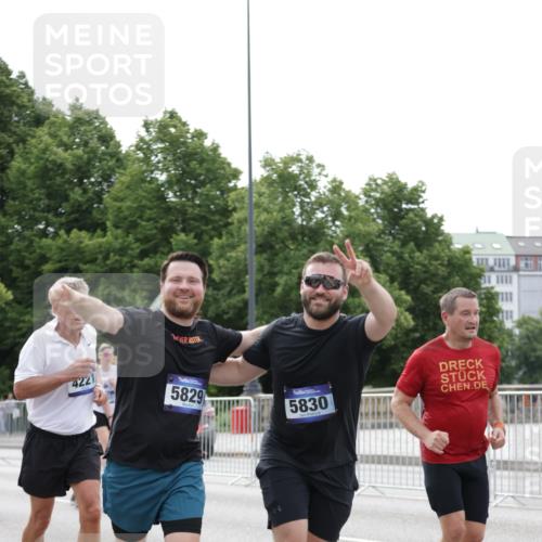 29.06.2025 - hella hamburg halbmarathon Jannik Wohlers http://msf.ph/oto/8191519 29.06.2025 10:24:14 Lombardsbrücke 1352, 1395, 2280, 2944, 3053, 3099, 3113, 3132, 3421, 3786, 4111, 4221, 5138, 5829, 5830, 6261, 6570, 10907, 11651, 11816, 11817, 12070, 12303, 13111, 13113, 13380, 13638, 14143, 14898, 15796, 15975, 17535, 18105, 19080 meine-sportfotos.de