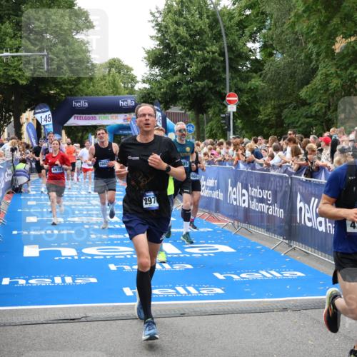 29.06.2025 - hella hamburg halbmarathon Zöllner http://msf.ph/oto/8191570 29.06.2025 10:44:54 Ziel 1941, 2098, 2970, 3004, 3098, 3785, 4425, 4915, 7056, 7167, 7325, 9720, 12161, 16834, 17406, 18631, 19207, 19210 meine-sportfotos.de