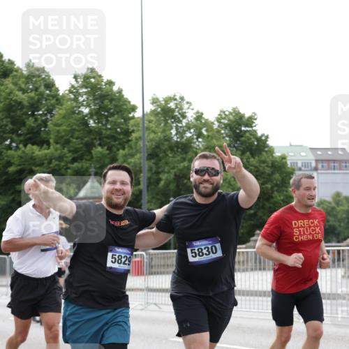 29.06.2025 - hella hamburg halbmarathon Jannik Wohlers http://msf.ph/oto/8191612 29.06.2025 10:24:14 Lombardsbrücke 1352, 1395, 2280, 2944, 3053, 3099, 3113, 3132, 3421, 3786, 4111, 4221, 5138, 5829, 5830, 6261, 6570, 10907, 11651, 11816, 11817, 12070, 12303, 13111, 13113, 13380, 13638, 14143, 14898, 15796, 15975, 17535, 18105, 19080 meine-sportfotos.de