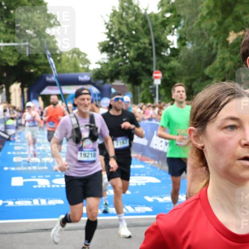 29.06.2025 - hella hamburg halbmarathon Zöllner http://msf.ph/oto/8191944 29.06.2025 10:44:58 Ziel 1424, 1520, 2098, 2890, 3098, 4425, 7056, 7167, 9030, 9720, 12161, 16058, 17382, 17406, 17544, 18055, 18631, 19210 meine-sportfotos.de