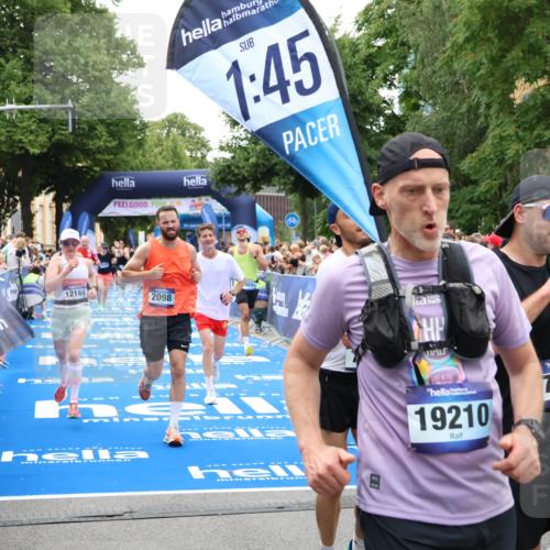 29.06.2025 - hella hamburg halbmarathon Zöllner http://msf.ph/oto/8192049 29.06.2025 10:44:59 Ziel 1424, 1520, 2098, 2890, 4425, 9030, 9720, 12161, 16058, 17382, 17406, 17544, 18055, 18631 meine-sportfotos.de