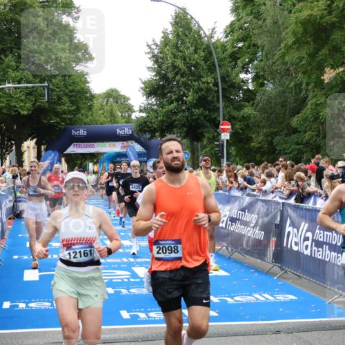 29.06.2025 - hella hamburg halbmarathon Zöllner http://msf.ph/oto/8192134 29.06.2025 10:45:00 Ziel 1171, 1424, 1520, 2098, 2890, 4425, 9030, 9720, 12161, 16058, 17381, 17382, 17406, 17544, 18055, 18631 meine-sportfotos.de