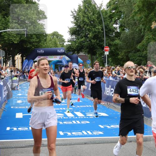 29.06.2025 - hella hamburg halbmarathon Zöllner http://msf.ph/oto/8192413 29.06.2025 10:45:02 Ziel 1171, 1424, 1520, 2890, 4425, 6266, 7709, 7843, 9030, 11688, 15334, 16058, 17381, 17382, 17406, 17544, 18055, 18631 meine-sportfotos.de