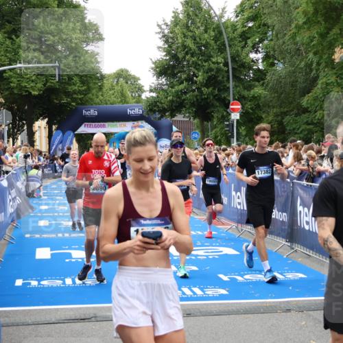 29.06.2025 - hella hamburg halbmarathon Zöllner http://msf.ph/oto/8192445 29.06.2025 10:45:03 Ziel 1171, 1424, 1520, 2890, 6266, 7709, 7843, 9030, 10741, 11688, 15334, 16058, 17381, 17382, 17544, 18055 meine-sportfotos.de