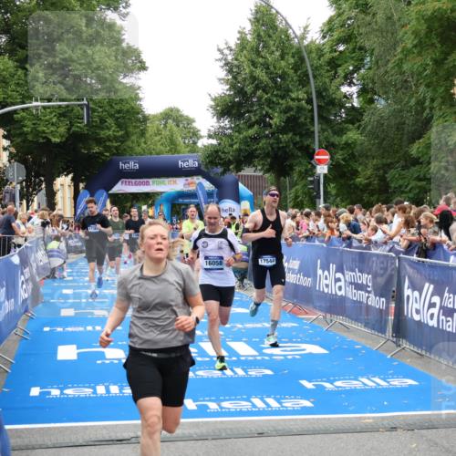 29.06.2025 - hella hamburg halbmarathon Zöllner http://msf.ph/oto/8192627 29.06.2025 10:45:05 Ziel 1171, 1424, 1520, 3917, 4997, 6266, 7709, 7843, 9710, 10741, 11688, 13919, 15334, 15365, 16058, 17381, 17544, 18055 meine-sportfotos.de