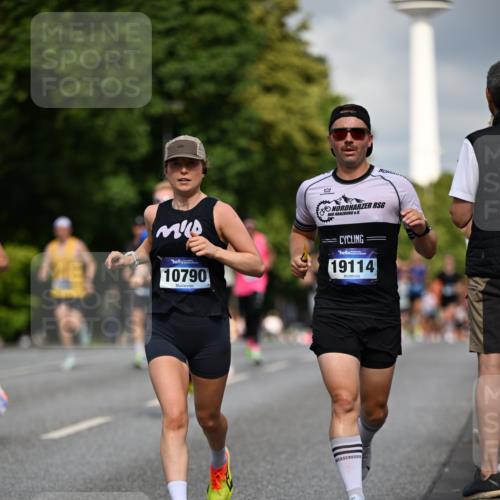 29.06.2025 - hella hamburg halbmarathon Dr. Thomas Lammeyer http://msf.ph/oto/8192735 29.06.2025 09:47:42 Kennedybrücke 1065, 2879, 3075, 3845, 3968, 4678, 5344, 7231, 7349, 7793, 8975, 9047, 10106, 10173, 10790 meine-sportfotos.de