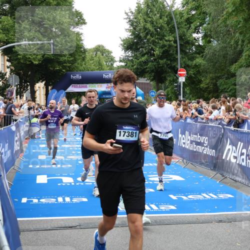 29.06.2025 - hella hamburg halbmarathon Zöllner http://msf.ph/oto/8193000 29.06.2025 10:45:10 Ziel 2270, 3917, 4997, 6266, 6575, 6819, 7087, 7709, 7843, 9302, 9710, 10313, 10741, 11688, 13919, 15334, 15365, 16685, 16689, 17120, 17960, 18346, 18718 meine-sportfotos.de