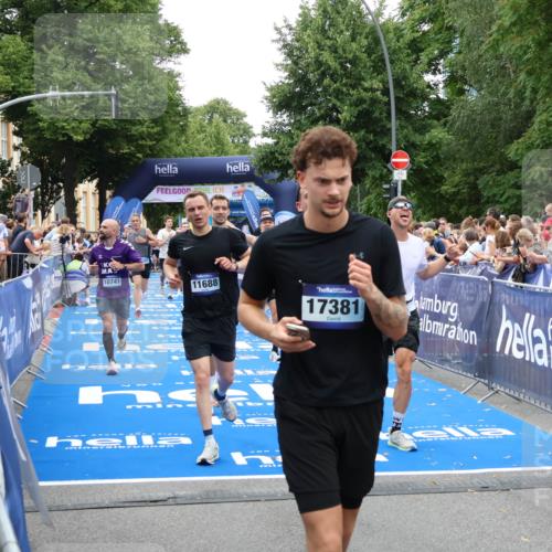 29.06.2025 - hella hamburg halbmarathon Zöllner http://msf.ph/oto/8193015 29.06.2025 10:45:10 Ziel 2270, 3917, 4997, 6266, 6575, 6819, 7087, 7709, 7843, 9302, 9710, 10313, 10741, 11688, 13919, 15334, 15365, 16685, 16689, 17120, 17960, 18346, 18718 meine-sportfotos.de