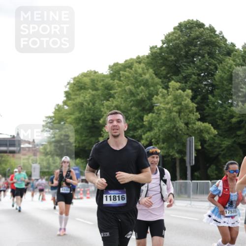 29.06.2025 - hella hamburg halbmarathon Jannik Wohlers http://msf.ph/oto/8193016 29.06.2025 10:24:24 Lombardsbrücke 1352, 2108, 2249, 2944, 3099, 3113, 3132, 4008, 4010, 4221, 4444, 5126, 6261, 6570, 10907, 11651, 11816, 11817, 12070, 12303, 14898, 15124, 15942, 15975, 17535, 18105, 18194, 18198 meine-sportfotos.de