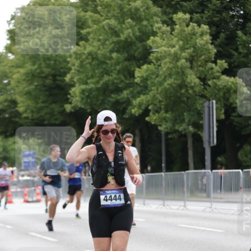 29.06.2025 - hella hamburg halbmarathon Jannik Wohlers http://msf.ph/oto/8193336 29.06.2025 10:24:27 Lombardsbrücke 1740, 2108, 2249, 3099, 3113, 4008, 4010, 4444, 5126, 6261, 10907, 11816, 11817, 14898, 15124, 15942, 15975, 17535, 17954, 18194, 18198 meine-sportfotos.de