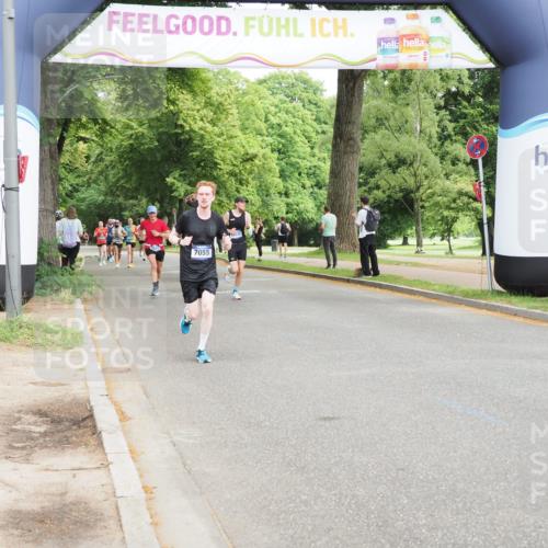 29.06.2025 - hella hamburg halbmarathon MichiJ http://msf.ph/oto/8193558 29.06.2025 10:20:12 Zwischen KM18-KM19 7055, 17768, 18871 meine-sportfotos.de