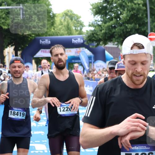 29.06.2025 - hella hamburg halbmarathon Zöllner http://msf.ph/oto/8193718 29.06.2025 10:34:59 Ziel 4477, 6704, 7466, 8864, 12044, 12204, 12751, 14952, 15391, 15902, 16140, 16177, 16712, 17643, 18183, 18220, 18419, 18837 meine-sportfotos.de