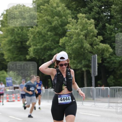 29.06.2025 - hella hamburg halbmarathon Jannik Wohlers http://msf.ph/oto/8193720 29.06.2025 10:24:28 Lombardsbrücke 1740, 2108, 2249, 3099, 3113, 4008, 4010, 4444, 5126, 6261, 9573, 10907, 11400, 11816, 11817, 14898, 15124, 15942, 17535, 17954, 18194, 18198 meine-sportfotos.de