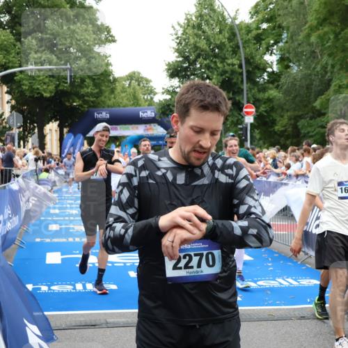 29.06.2025 - hella hamburg halbmarathon Zöllner http://msf.ph/oto/8193755 29.06.2025 10:45:18 Ziel 2188, 6054, 6375, 6575, 6819, 7087, 10064, 12783, 15563, 15636, 15651, 15741, 15760, 16513, 17120, 17960, 18346, 18718 meine-sportfotos.de