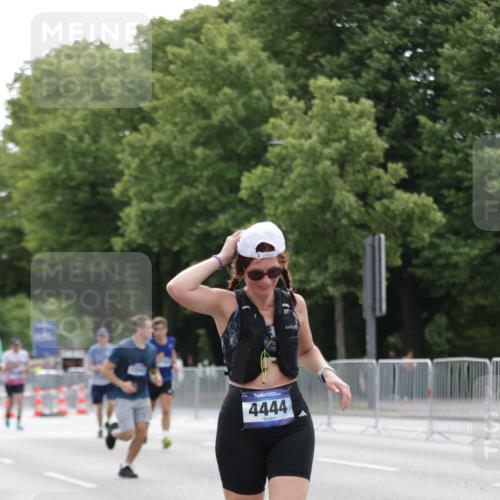 29.06.2025 - hella hamburg halbmarathon Jannik Wohlers http://msf.ph/oto/8193756 29.06.2025 10:24:28 Lombardsbrücke 1740, 2108, 2249, 3099, 3113, 4008, 4010, 4444, 5126, 6261, 9573, 10907, 11400, 11816, 11817, 14898, 15124, 15942, 17535, 17954, 18194, 18198 meine-sportfotos.de