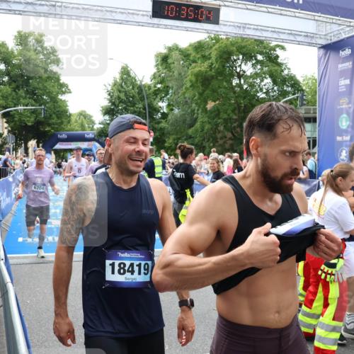 29.06.2025 - hella hamburg halbmarathon Zöllner http://msf.ph/oto/8193772 29.06.2025 10:35:02 Ziel 4477, 6704, 7972, 8864, 12044, 12751, 15391, 15902, 16140, 16177, 16712, 17643, 18183, 18220 meine-sportfotos.de
