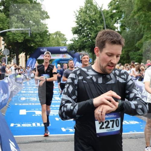 29.06.2025 - hella hamburg halbmarathon Zöllner http://msf.ph/oto/8193777 29.06.2025 10:45:18 Ziel 2188, 6054, 6375, 6575, 6819, 7087, 10064, 12783, 15563, 15636, 15651, 15741, 15760, 16513, 17120, 17960, 18346, 18718 meine-sportfotos.de