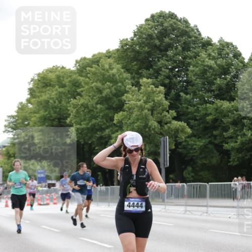 29.06.2025 - hella hamburg halbmarathon Jannik Wohlers http://msf.ph/oto/8193901 29.06.2025 10:24:28 Lombardsbrücke 1740, 2108, 2249, 3099, 3113, 4008, 4010, 4444, 5126, 6261, 9573, 10907, 11400, 11816, 11817, 14898, 15124, 15942, 17535, 17954, 18194, 18198 meine-sportfotos.de