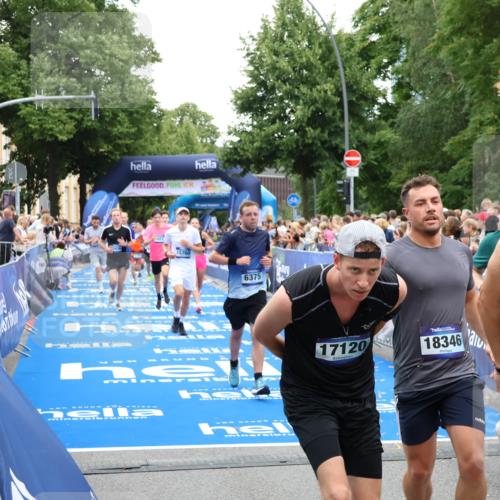 29.06.2025 - hella hamburg halbmarathon Zöllner http://msf.ph/oto/8193907 29.06.2025 10:45:20 Ziel 2188, 2367, 2470, 5706, 6054, 6375, 9105, 10064, 12783, 15563, 15636, 15651, 15741, 15760, 16513 meine-sportfotos.de