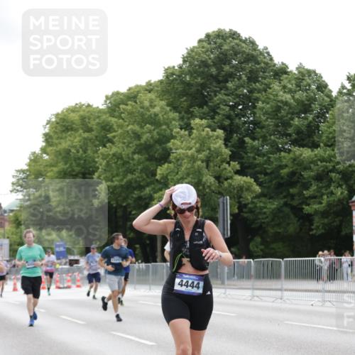 29.06.2025 - hella hamburg halbmarathon Jannik Wohlers http://msf.ph/oto/8193910 29.06.2025 10:24:28 Lombardsbrücke 1740, 2108, 2249, 3099, 3113, 4008, 4010, 4444, 5126, 6261, 9573, 10907, 11400, 11816, 11817, 14898, 15124, 15942, 17535, 17954, 18194, 18198 meine-sportfotos.de
