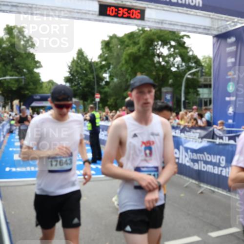 29.06.2025 - hella hamburg halbmarathon Zöllner http://msf.ph/oto/8193913 29.06.2025 10:35:05 Ziel 7972, 8901, 12044, 14069, 15391, 15902, 16177, 16963, 16964 meine-sportfotos.de